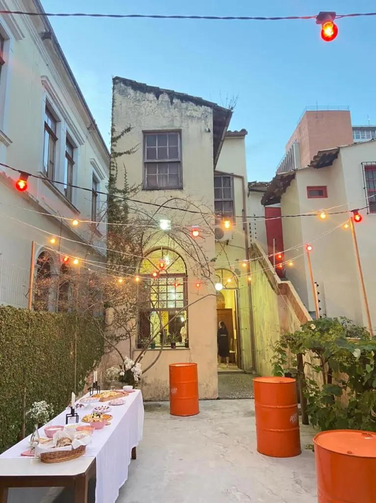 Pátio da Casa d'Italia decorado com luzes para um evento